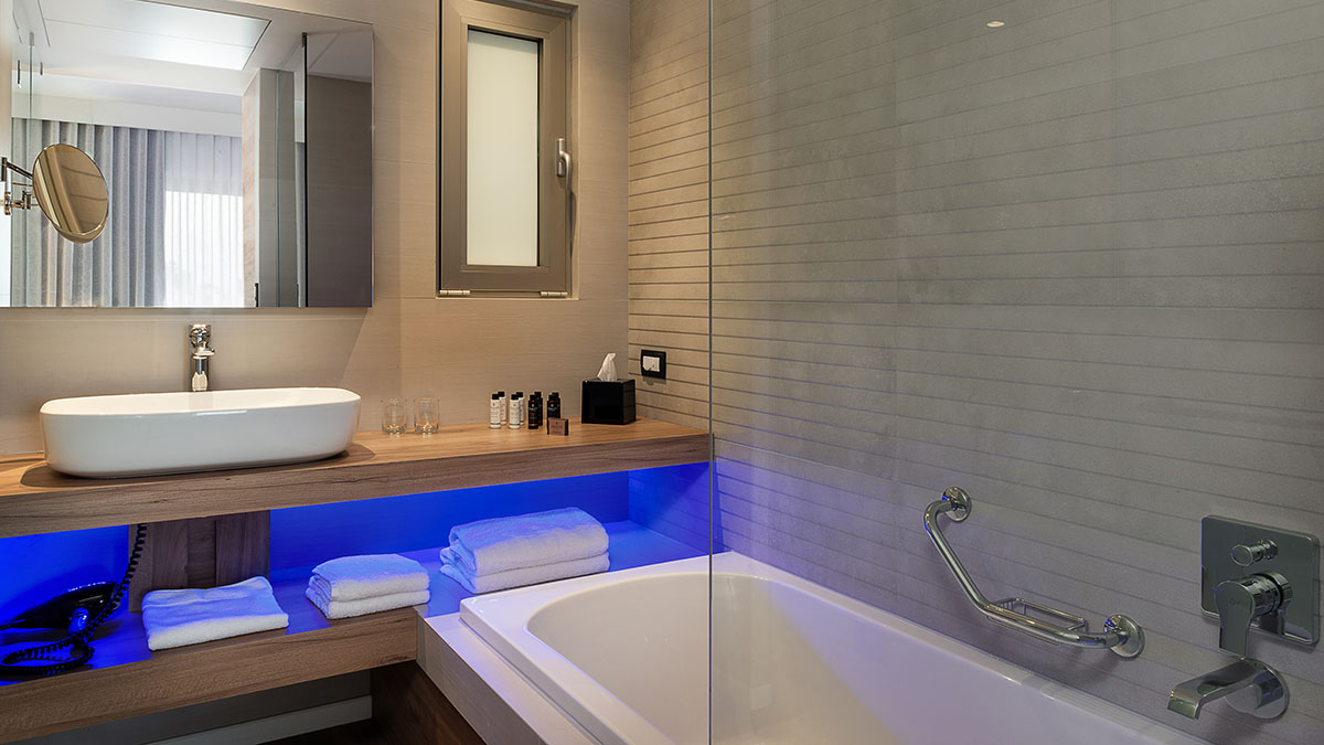 Family Suite Sharing Pool 